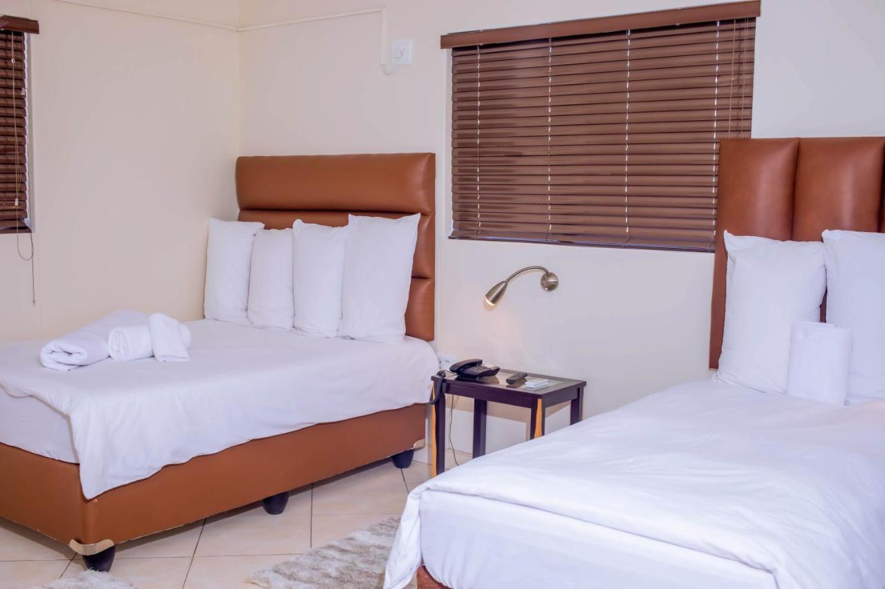 Road House Guest House Omuthiya Esterno foto