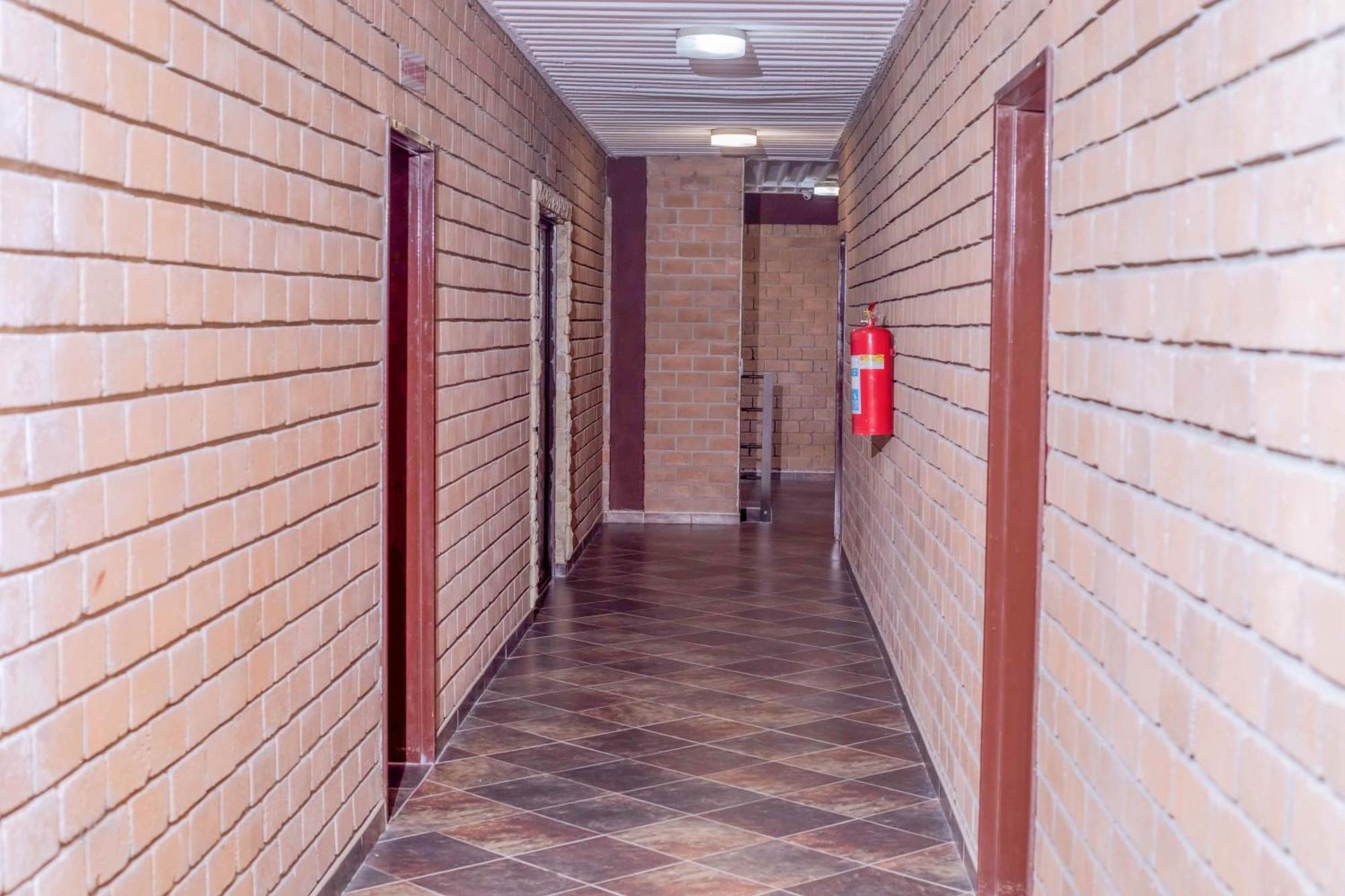 Road House Guest House Omuthiya Esterno foto