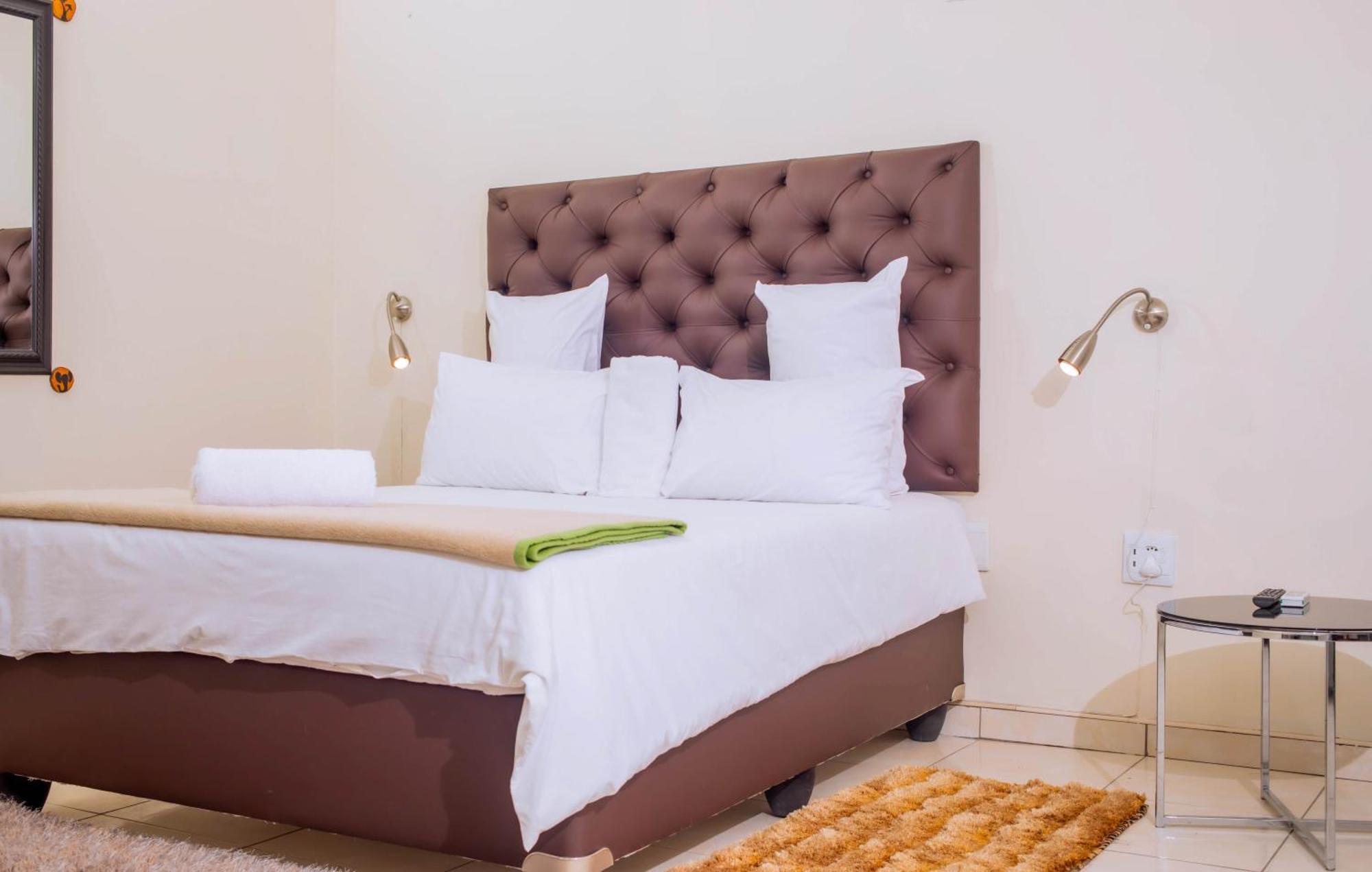 Road House Guest House Omuthiya Esterno foto