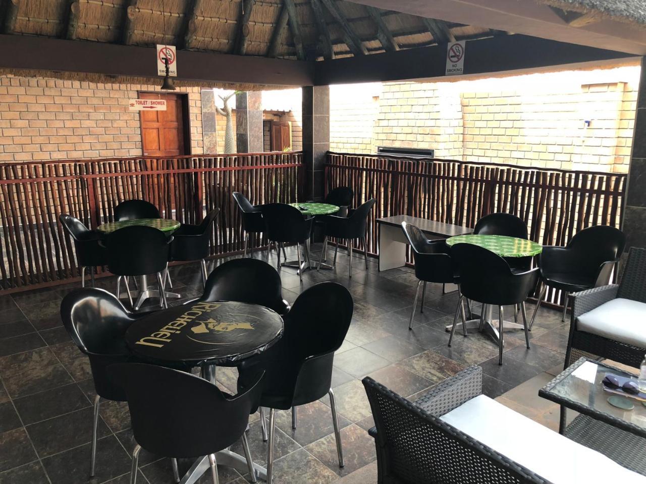 Road House Guest House Omuthiya Esterno foto